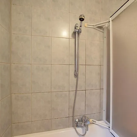 Forest With Ponds בקתה