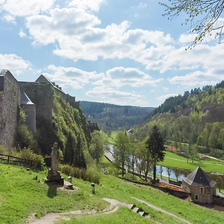 شاليه Forest With Ponds